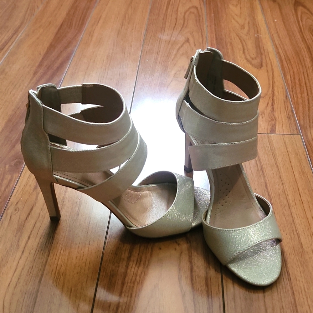 Gold shoes sz. 6M